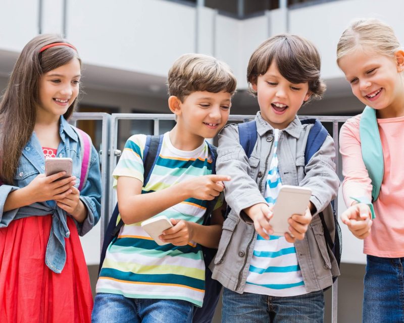 Kinderen die gefilterd internet van Emobiel op hun mobiele smartphone gebruiken